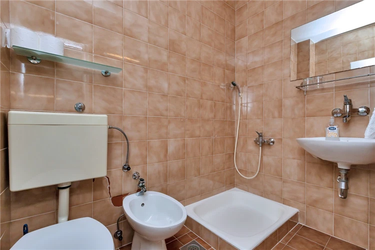 Studio č. 26 ve Vile Paško – světlý pokoj s nábytkem | Podgora / Vila Paško