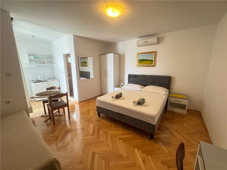 Studio č. 28 ve Vile Paško – prostorný interiér studia | Podgora / Vila Paško