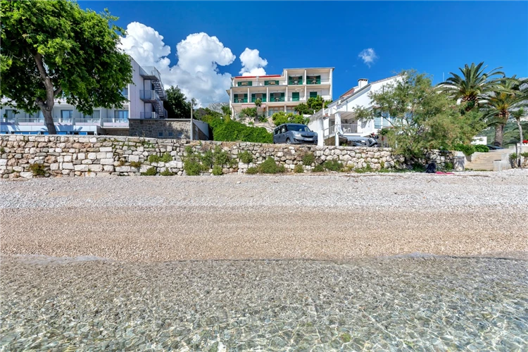 Exteriér Vily Paško – budova obklopená zelení | Podgora / Vila Paško