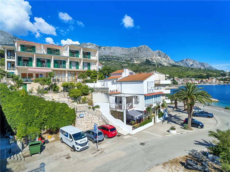 Exteriér Vily Paško v Podgoře – vstupní část objektu | Podgora / Vila Paško