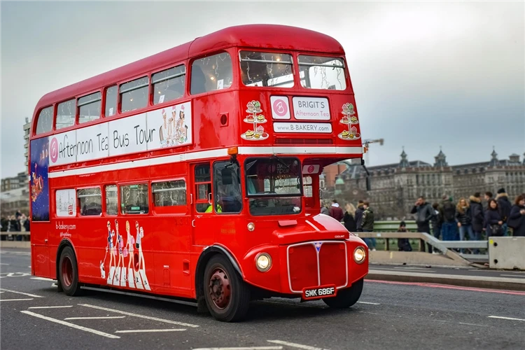 Červený dvoupatrový autobus na ulici v Londýně | Královský Londýn, tajemné Stonehenge a hrabství Midsomer