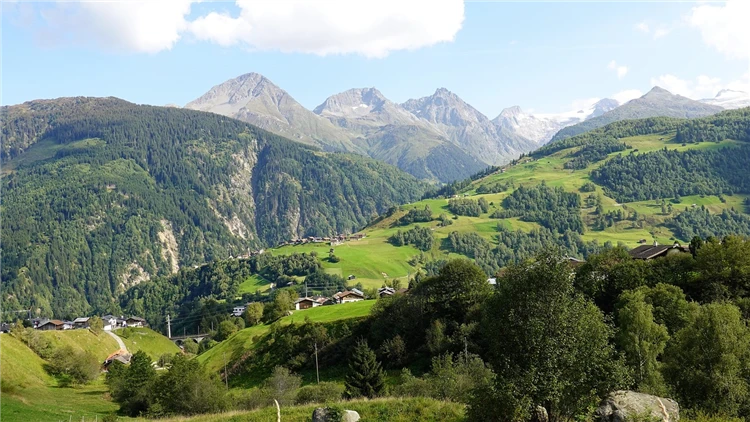 Příroda švýcarských hor s jezerem a vrcholky | Švýcarské perly a železnice UNESCO