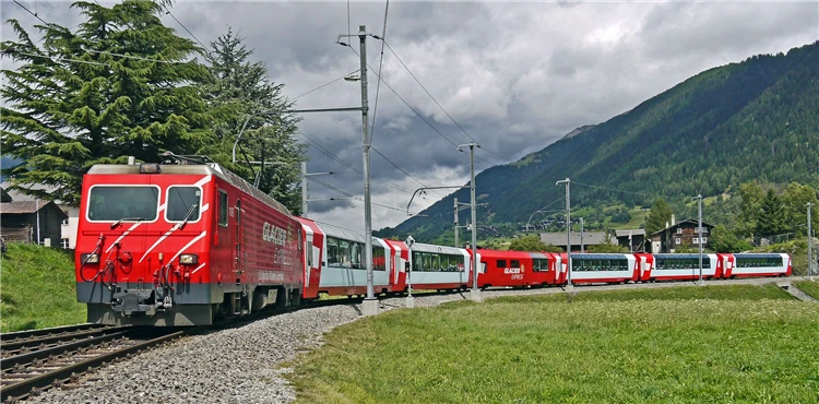 Glacier Express projíždí zasněženou alpskou krajinou | Švýcarské perly a železnice UNESCO