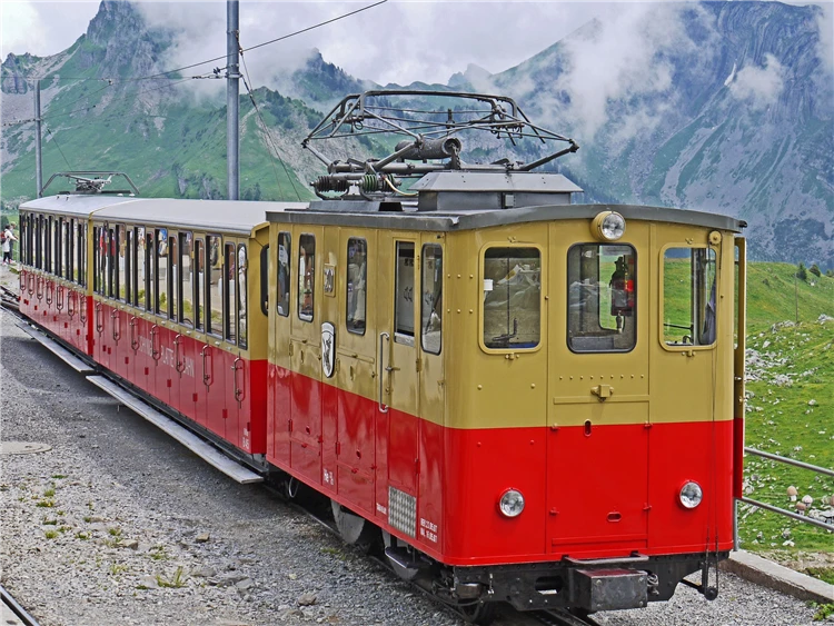 Historická švýcarská elektrická lokomotiva na trati | Švýcarské perly a železnice UNESCO