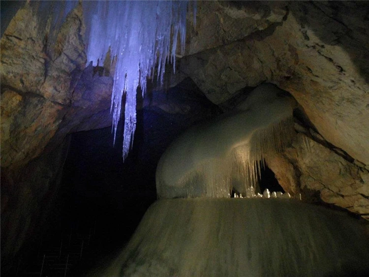 Ledové stalaktity v jeskyni Eisriesenwelt u Werfen | Salzburg, oblast Solné komory a Eisreisenwelt