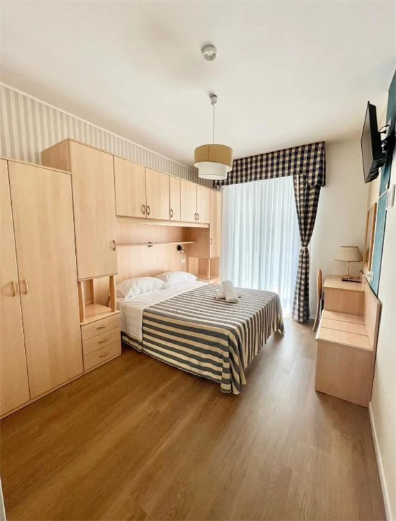 Restaurace hotelu Riviera – jídelna s prostřenými stoly | Lido di Jesolo / Hotel Riviera