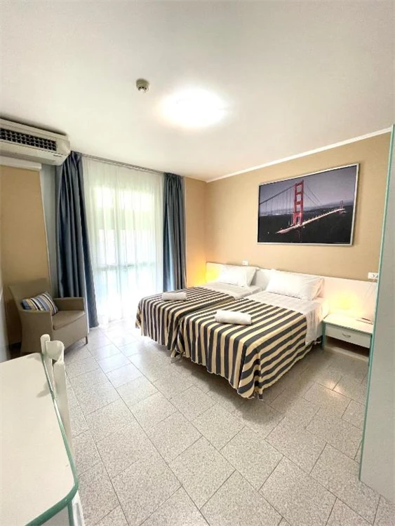 Venkovní terasa hotelu Riviera s výhledem na pláž | Lido di Jesolo / Hotel Riviera