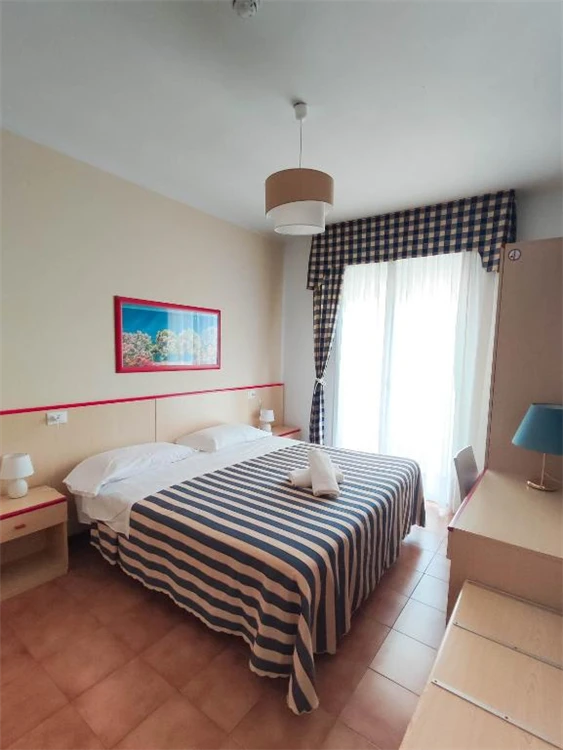 Písečná pláž Lido di Jesolo s modrým mořem | Lido di Jesolo / Hotel Riviera