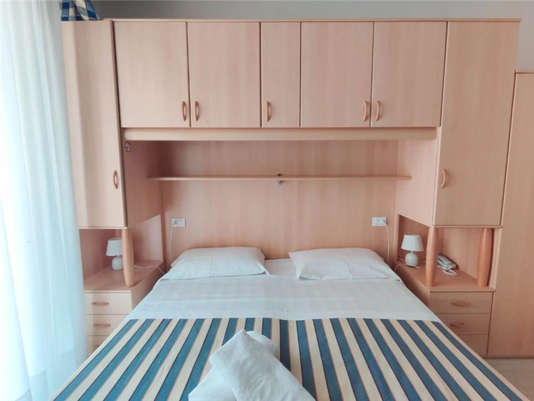 Pokojový interiér hotelu Riviera – postel a nábytek | Lido di Jesolo / Hotel Riviera
