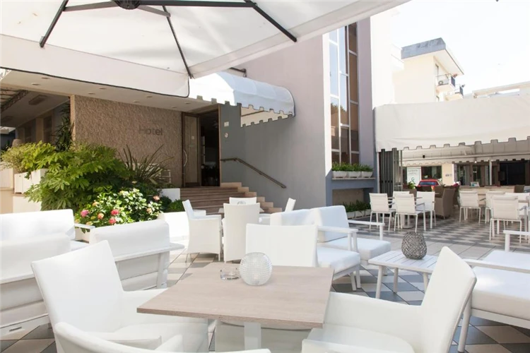 Venkovní bazén hotelu Riviera za slunečného dne | Lido di Jesolo / Hotel Riviera