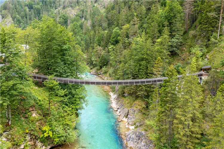 Skupina turistů na výletě v alpské přírodě | Soutěska Wasserlochklamm a dech beroucí Hochkar