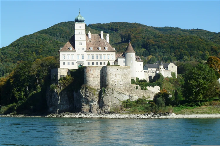 Zřícenina hradu nad údolím Wachau v adventním čase | Půvaby adventu v údolí Wachau