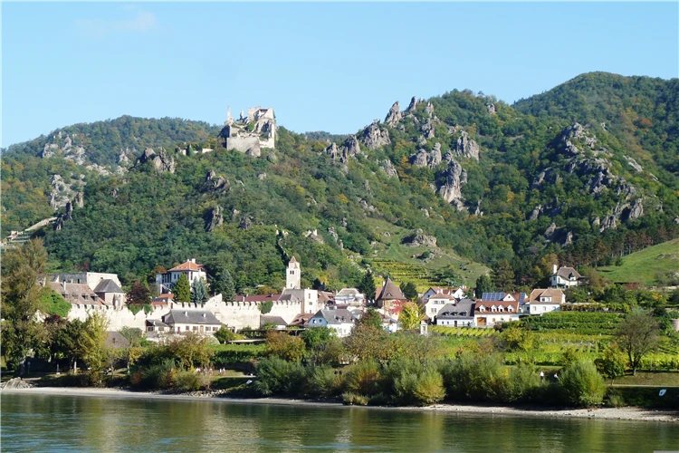 Malebné městečko Dürnstein v údolí Wachau s modrým klášterním věžím | Půvaby adventu v údolí Wachau