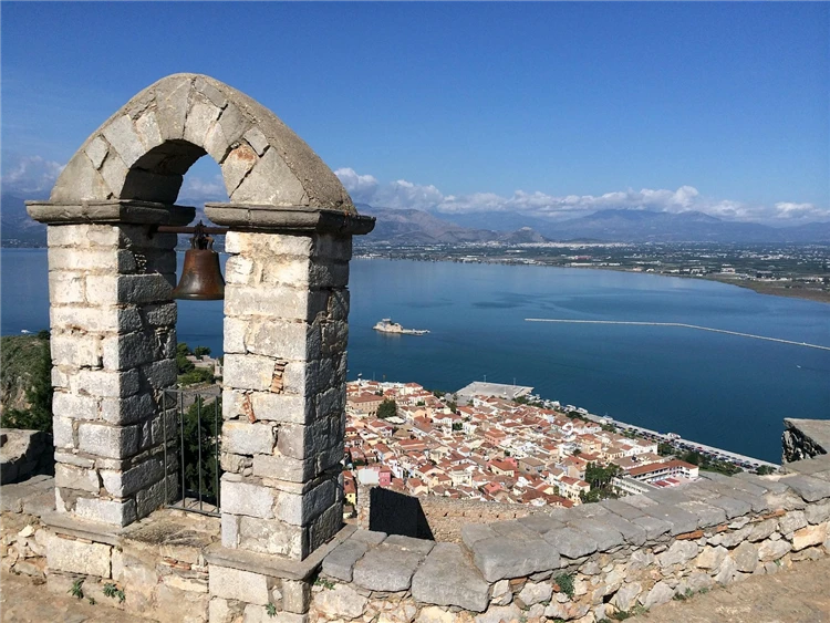 Pevnost Palamidi tyčící se nad Nafpliem | Peloponéský poloostrov a Atény - kolébka evropské civilizace