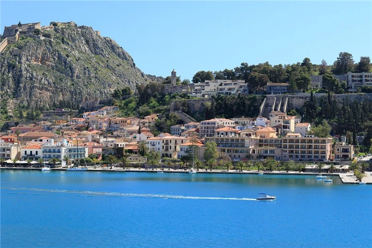 Přístav Nafplio s barevnými domy a pevností | Peloponéský poloostrov a Atény - kolébka evropské civilizace