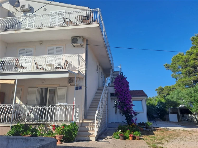 Pohled na Villu Dana ve Vodice-Srima z exteriéru | Vodice-Srima / Villa Dana