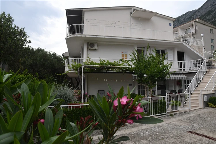 Bazén nebo odpočívací zóna u Apartmánového domu Katarina | Gradac / Apartmánový dům Katarina