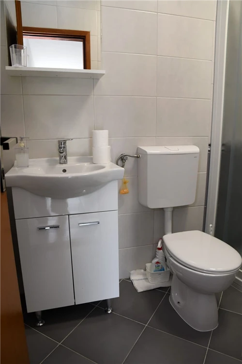 Koupelna s příslušenstvím v Apartmánovém domě Katarina | Gradac / Apartmánový dům Katarina