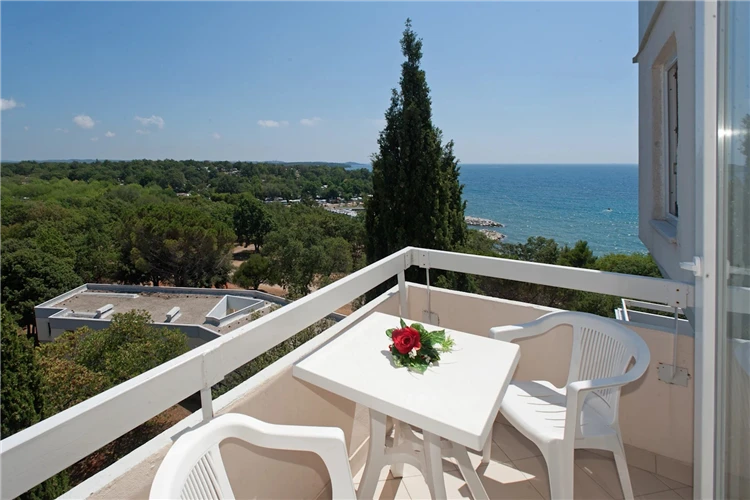Balkón pokoje Hotelu Delfin s výhledem v Poreči | Poreč / Hotel Delfin