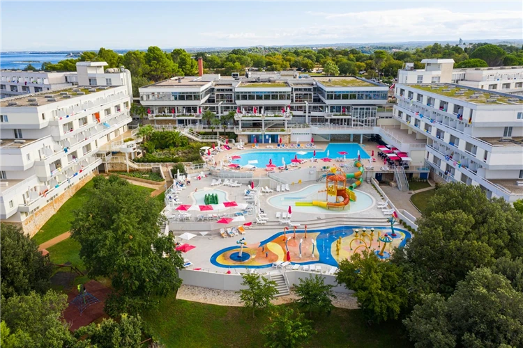 Budova Hotelu Delfin v Poreči od moře | Poreč / Hotel Delfin