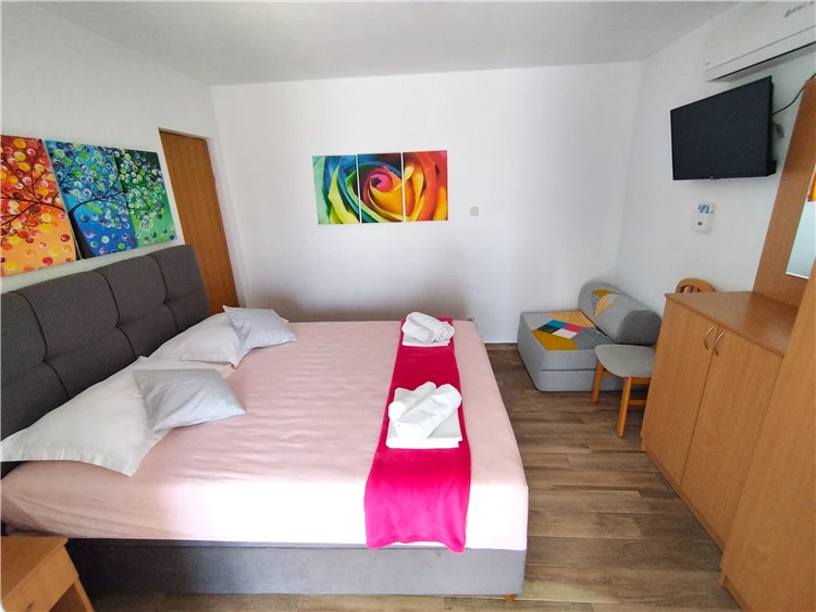 Ložnice apartmánu A1 v Apartmánovém domě Anita | Živogošće / Apartmánový dům Anita