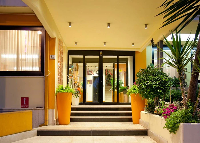 Hotelový pokoj Canguro s pohodlným lůžkem a dekorací | San Benedetto del Tronto / Hotel Canguro