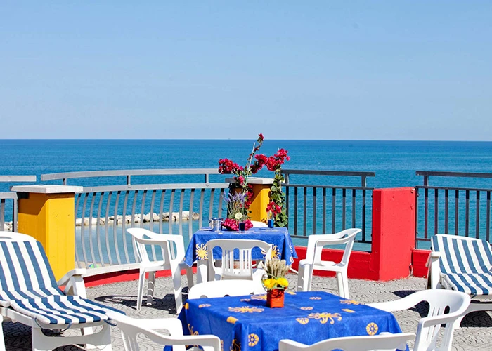 Pláž u San Benedetto del Tronto s lehátky a slunečníky | San Benedetto del Tronto / Hotel Canguro