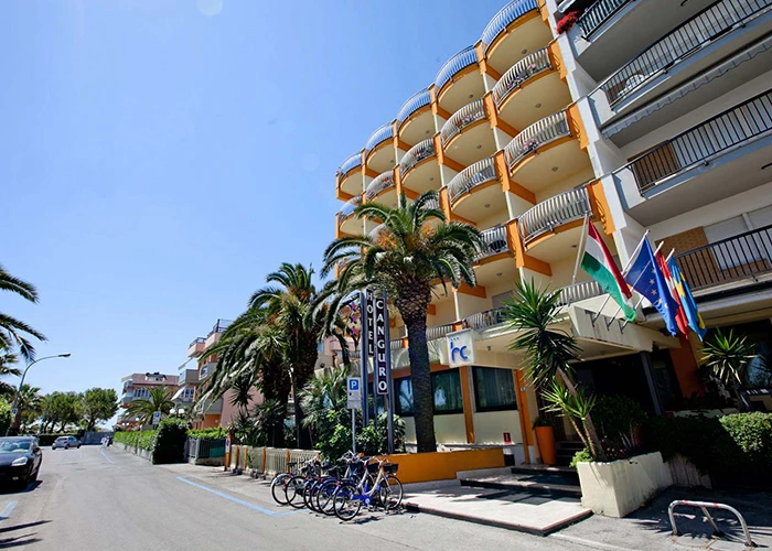 Venkovní bazén hotelu Canguro v letním slunečném dni | San Benedetto del Tronto / Hotel Canguro