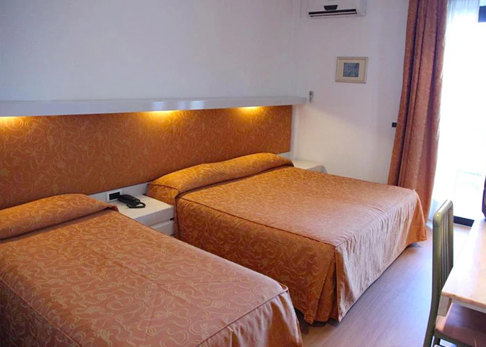 Restaurace hotelu Canguro – slavnostně prostřené stoly | San Benedetto del Tronto / Hotel Canguro