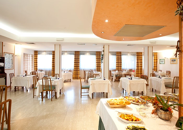 Detail pokoje hotelu Canguro s kvalitním nábytkem | San Benedetto del Tronto / Hotel Canguro