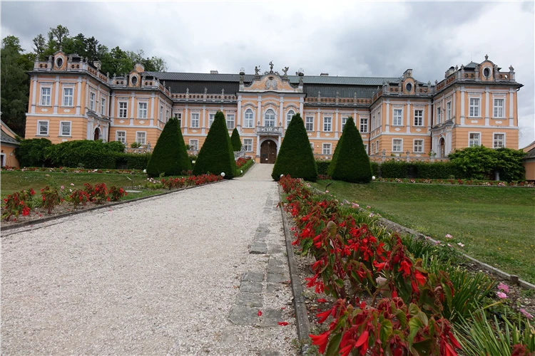 Turistická skupina u pískovcových skal Toulovcových Maštalí | Litomyšl, Nové Hrady a unikátní skalní město Toulovcovy Maštale