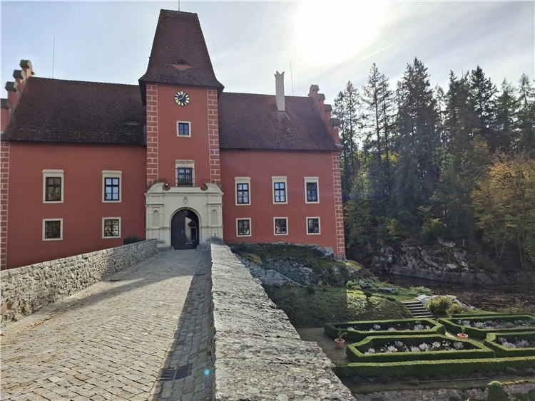 Zámek Červená Lhota obklopený vodní hladinou | Zpátky do pohádky - Jindřichův Hradec a Červená Lhota