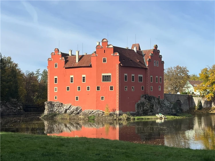 Účastníci zájezdu během prohlídky Jindřichova Hradce | Zpátky do pohádky - Jindřichův Hradec a Červená Lhota