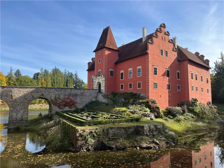 Výlet do Jindřichova Hradce – pohled na město nebo skupinu turistů | Zpátky do pohádky - Jindřichův Hradec a Červená Lhota