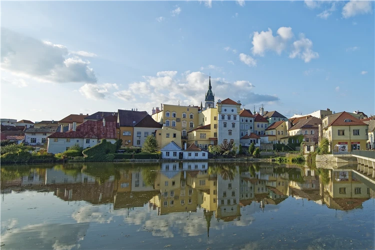 Pohádkový zámek Červená Lhota odrážející se ve vodě | Zpátky do pohádky - Jindřichův Hradec a Červená Lhota