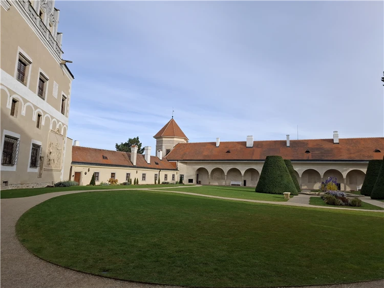 Prohlídka hradu Roštejn se skupinou turistů | Po stopách filmařů na Roštejn, do Telče a Jaromeřic nad Rokytnou