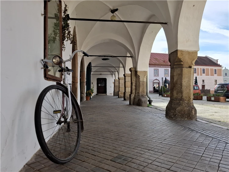 Návštěva hradu Roštejn, detail historických prostor | Po stopách filmařů na Roštejn, do Telče a Jaromeřic nad Rokytnou