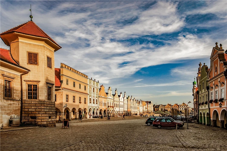 Malebné náměstí v Telči s barokní architekturou | Po stopách filmařů na Roštejn, do Telče a Jaromeřic nad Rokytnou