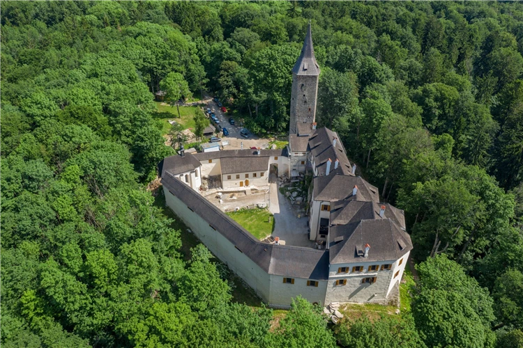 Letecký pohled na hrad Roštejn v přírodě | Po stopách filmařů na Roštejn, do Telče a Jaromeřic nad Rokytnou