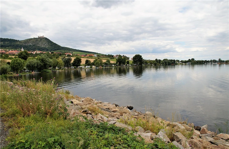 Klidné jezero v přírodě Pálavské oblasti | Pálavské vrchy a Mikulov s vůní levandule