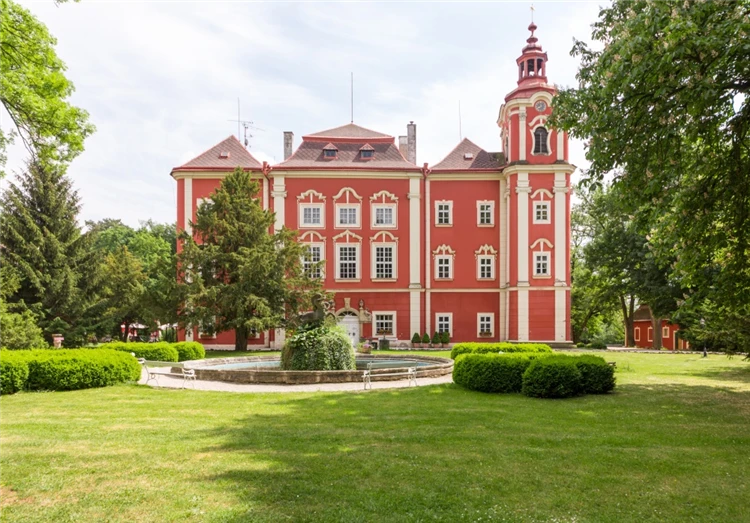 Hlavní průčelí zámku Loučeň v Českém ráji | Zámky Českého Ráje - Loučeň a Dětenice