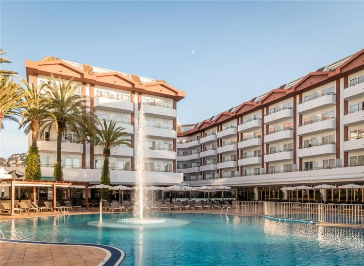 Budova a venkovní bazén hotelu Alegria Florida Park | Santa Susanna / Hotel Alegria Florida Park