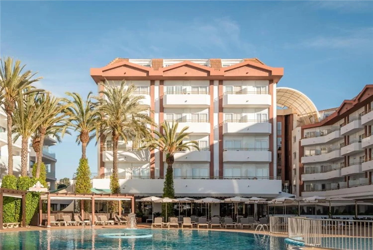 Pohled na budovu a bazén hotelu Alegria Florida Park | Santa Susanna / Hotel Alegria Florida Park