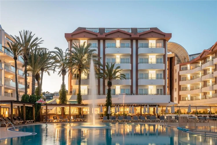 Areál hotelu Alegria Florida Park s bazénem a budovou | Santa Susanna / Hotel Alegria Florida Park
