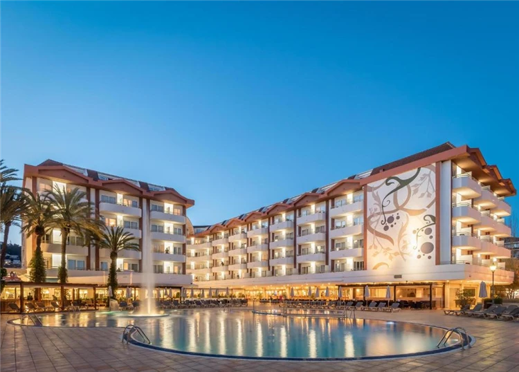 Exteriér hotelu Alegria Florida Park s bazénem | Santa Susanna / Hotel Alegria Florida Park