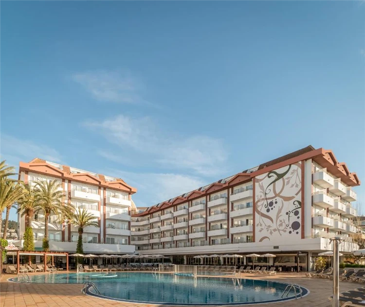 Budova a bazén hotelu Alegria Florida Park ze zahradní strany | Santa Susanna / Hotel Alegria Florida Park
