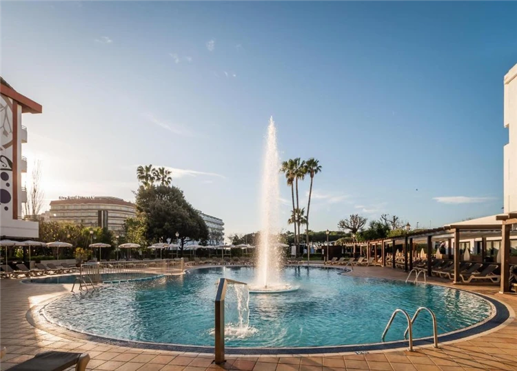 Relaxace u venkovního bazénu hotelu Alegria Florida Park | Santa Susanna / Hotel Alegria Florida Park