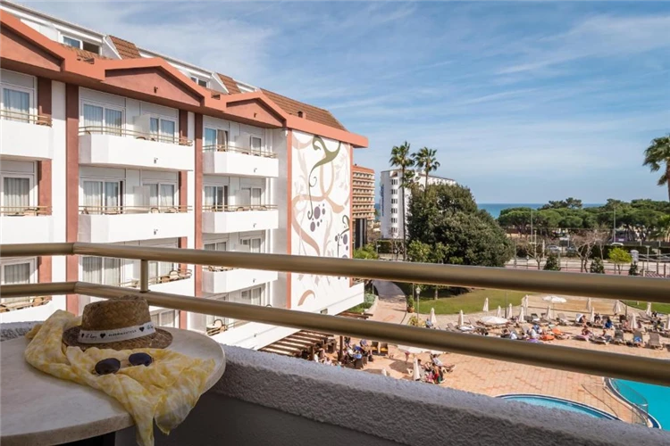 Balkon pokoje s výhledem v hotelu Alegria Florida Park | Santa Susanna / Hotel Alegria Florida Park