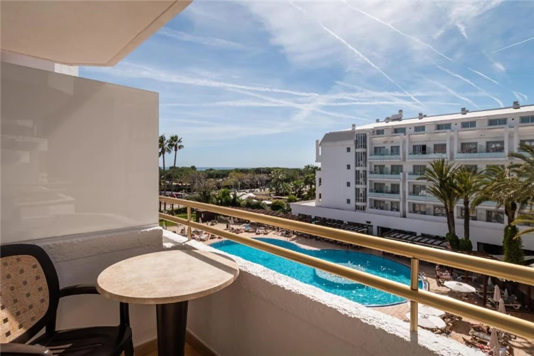 Balkon hotelového pokoje v Alegria Florida Park | Santa Susanna / Hotel Alegria Florida Park
