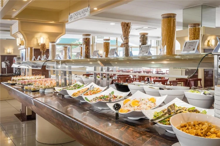 Bohatý bufet v restauraci hotelu Alegria Florida Park | Santa Susanna / Hotel Alegria Florida Park